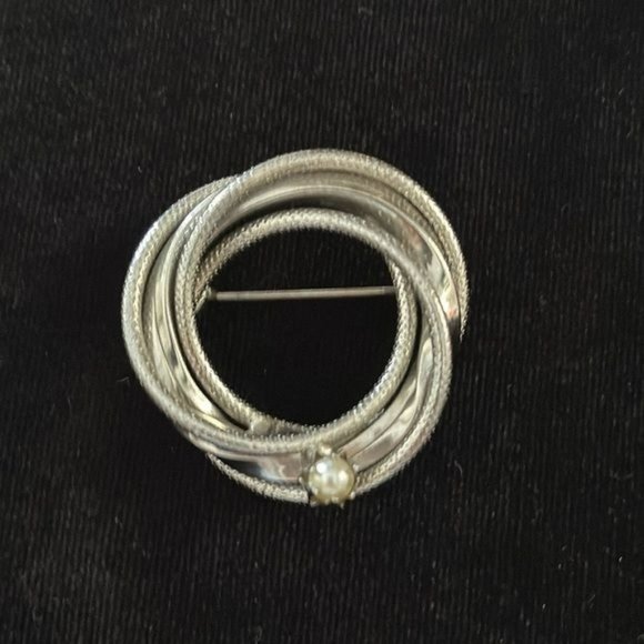 Round Silver Brooch with Simulated Pearl - Picture 1 of 4